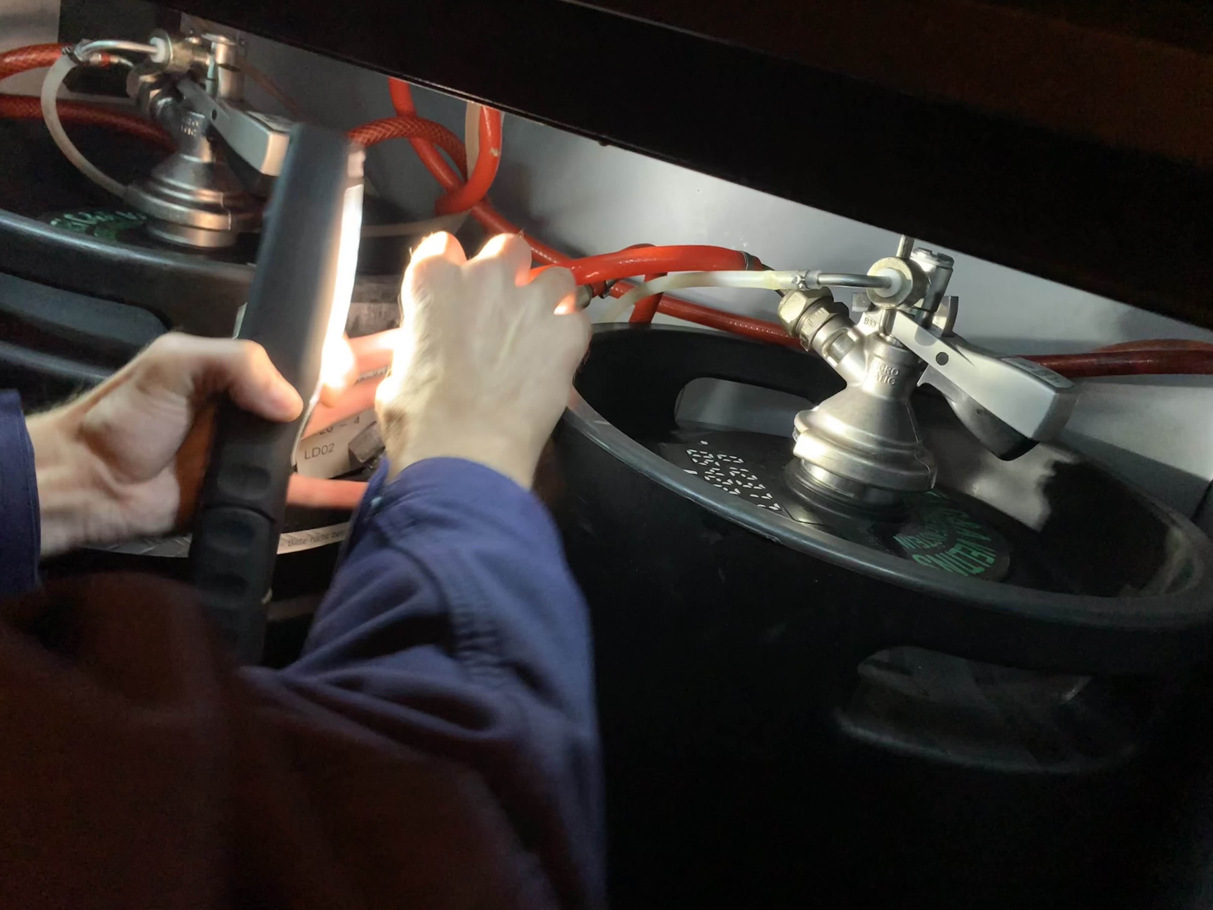 Technicus aan het werk aan tapinstallatie